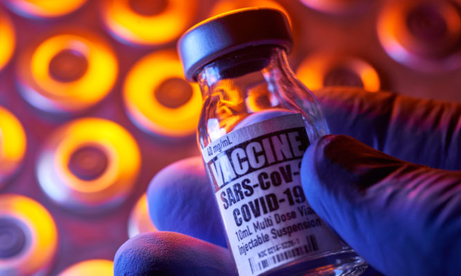 Read more about the article Κορονοϊός: Τι παρενέργειες έχει το εμβόλιο της Moderna, το οποίο είναι το επόμενο που θα εγκριθεί