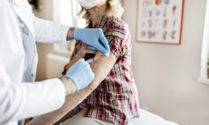 Read more about the article Εμβόλιο Covid: Πρέπει να εμβολιαστούν όσοι έχουν περάσει τη νόσο Covid; Τι λένε έλληνες και ξένοι επιστήμονες