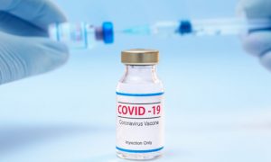 Read more about the article Κορονοϊός: Η Moderna λέει ότι το εμβόλιο της παρέχει ανοσία τουλάχιστον για ένα χρόνο